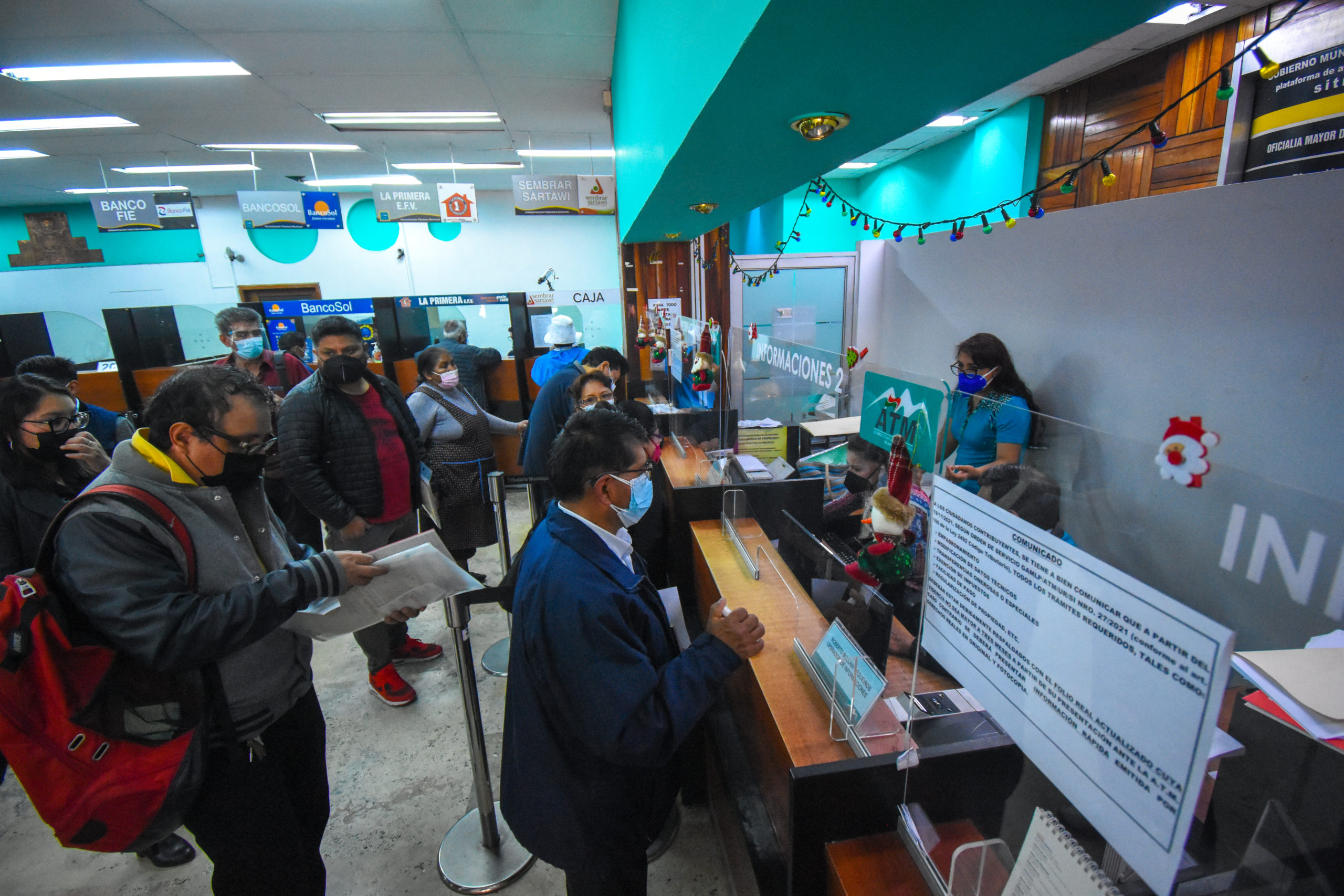Contribuyentes pagan sus impuestos en oficinas de La ATM, en el edificio Armando Escobar Uría, de la calle Mercado esquina Colón. Foto: AMUN