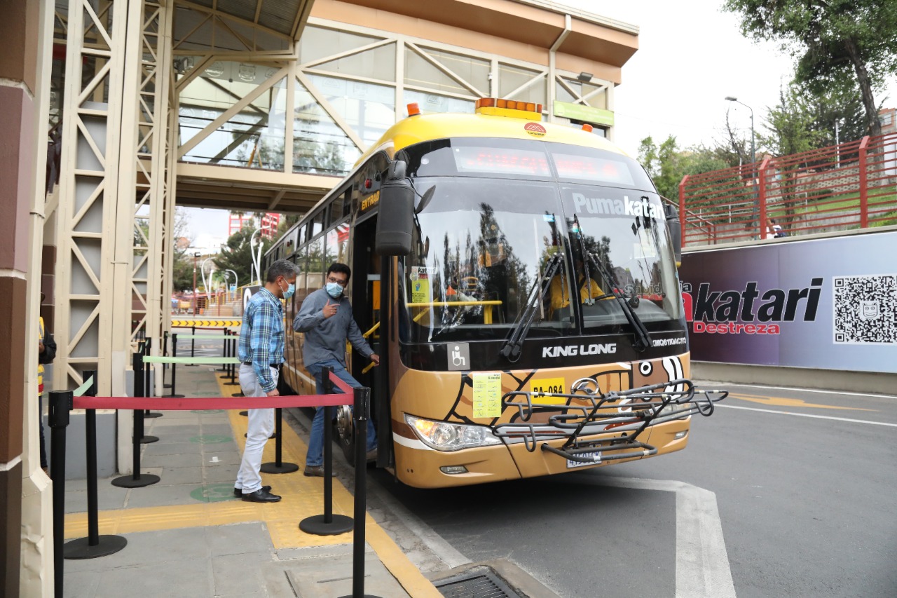 Un bus PumaKatari en la estación de transferencia. Foto: La Paz Bus