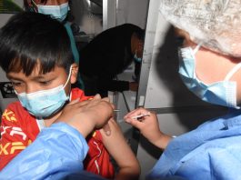 Una enfermera municipal vacuna a un niño contra la Covid-19. Foto: AMUN