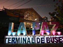 El “letrero de mil colores” en la Terminal de Buses La Paz. Foto: AMUN