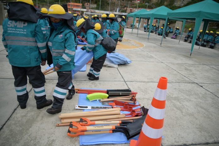 Desde overoles botas de agua, Alcaldía de invierte en ropa de seguridad para obreros - Municipal de Noticias