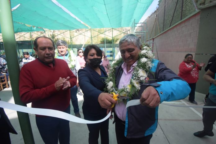 El alcalde Arias junto a autoridades educativas inaugura las obras de mantenimiento. Foto: AMUN