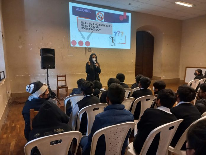 Personal municipal capacita a estudiantes del Colegio Ayacucho.