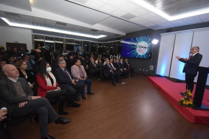 El alcalde Arias durante la presentación de las Superobras y Superservicios. Foto: AMUN