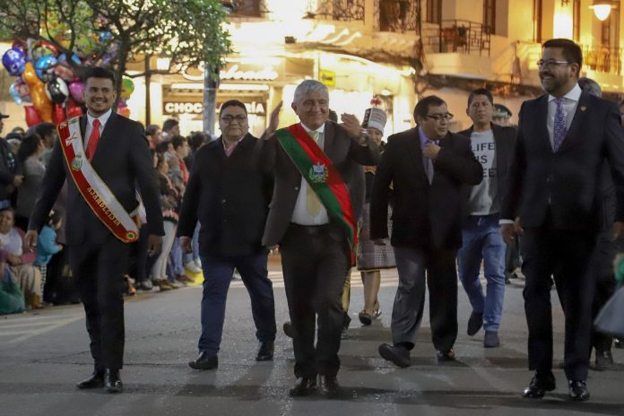 El alcalde Arias junto al concejal Dulon y otro de Sucre en plaza 25 de Mayo.