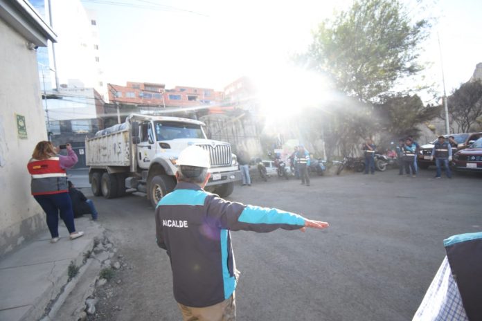 El alcalde Arias recibe a la primera volqueta con los turriles de cemento asfáltico en Edmme. Foto: AMUN