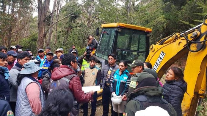 La Alcaldía de La Paz, en coordinación con dirigentes vecinales del macrodistrito Periférica, paralizan movimientos de tierra y tala de árboles en el mirador Alto 27 de Mayo.
