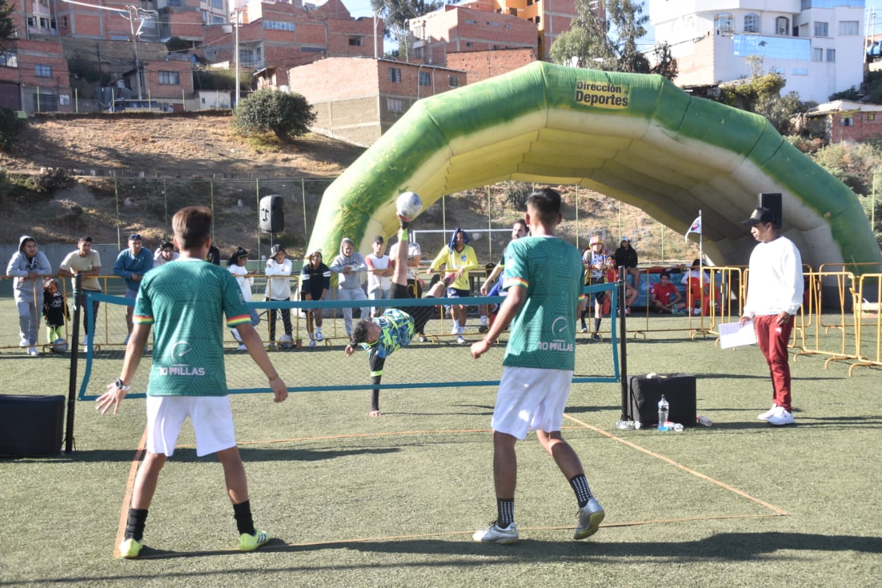 El equipo nacional de Fútbol Tenis en la cancha Fígaro. Foto: AMUN