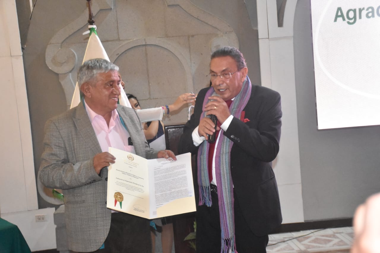 El alcalde Arias y el presidente de la FEPLP, Rolando Kempff. Foto: AMUN