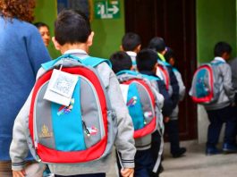 Niños con las “mochilator” en una unidad educativa de la ciudad de La Paz. Foto: AMUN