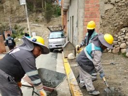 Obreros municipales retiran material de las vías en Periférica. Foto: AMUN